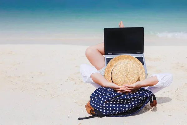 Молода Жінка Працює Використовуючи Ноутбук Пляжі Фрілансова Робота Канікули Дистанційна — стокове фото