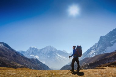 Aktif yürüyüşçü yürüyüşü, manzaranın tadını çıkarmak, Himalaya Dağları manzarasına bakmak. Seyahat sporu yaşam tarzı konsepti