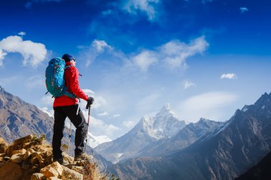 Fiyatı hiking sonra gökyüzüne kaldırdı silah ile mutlu ve keyifli tezahürat. Everest ana kampı trek