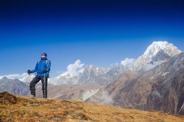 Aktif yürüyüşçü yürüyüşü, manzaranın tadını çıkarmak, Himalaya Dağları manzarasına bakmak. Seyahat sporu yaşam tarzı konsepti
