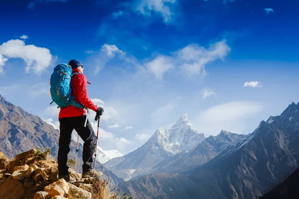 Wandelaar Opgetogen Zalige Juichen Met Armen Groeide Hemel Wandelen Everest — Stockfoto