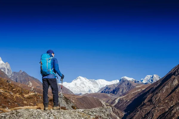 Hombre Viajero Con Mochila Sentado Las Montañas Con Hermoso Paisaje —  Fotos de Stock