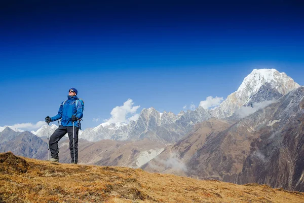 Aktif yürüyüşçü yürüyüşü, manzaranın tadını çıkarmak, Himalaya Dağları manzarasına bakmak. Seyahat sporu yaşam tarzı konsepti