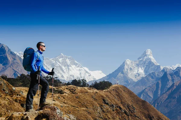 Пік Панорамний Вид Гірські Пагорби Успішно Досягаючи Своєї Мети Людина — стокове фото