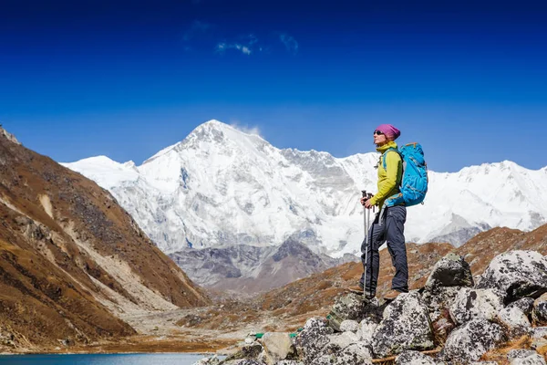 背负背包的女旅行家 背景上是美丽的夏季喜马拉雅山风景 珠穆朗玛峰基地徒步旅行 后面是赵玉山 — 图库照片