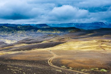 Dağlarda kanyonu olan güzel İzlanda manzarası. Ulusal park gezisi Landmannalaugar