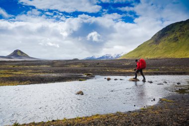 İzlanda 'da Landmannalaugar yolunda yürüyen maceraperest adam.