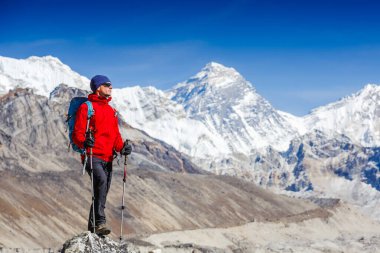 Aktif yürüyüşçü yürüyüşü, manzaranın tadını çıkarmak, Himalaya Dağları manzarasına bakmak. dağcılık sporları yaşam tarzı konsepti
