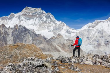 Aktif yürüyüşçü yürüyüşü, manzaranın tadını çıkarmak, Himalaya Dağları manzarasına bakmak. dağcılık sporları yaşam tarzı konsepti