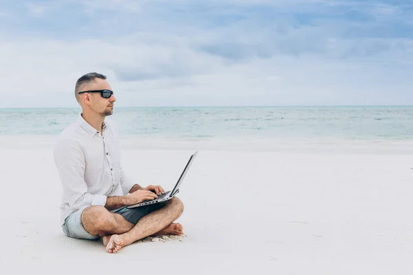 Человек Руки Печатает Текст Ноутбуке Компьютера Перед Синим Морем Пляже — стоковое фото
