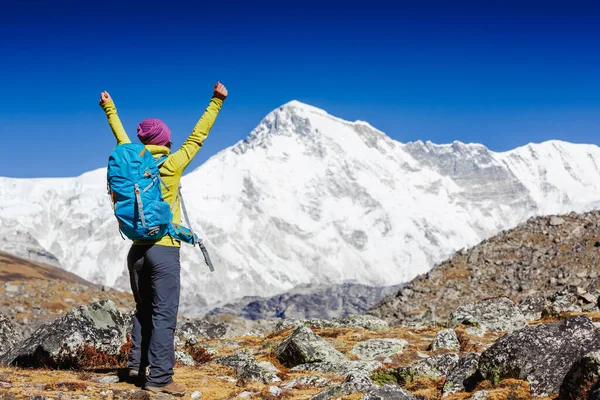 在喜马拉雅山徒步旅行后 女性徒步旅行者欢呼雀跃 幸福地举起双臂 — 图库照片