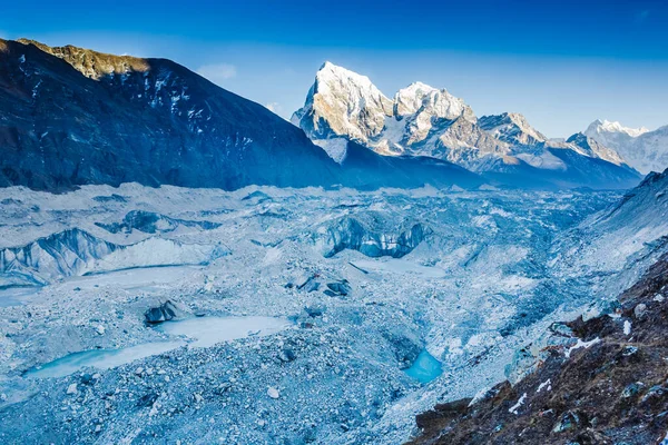 Himalayalar 'da muhteşem bir sabah. Gökyo Ri 'den görüntü, Nepal' in Himalaya Dağları 'nın 5360 metre yukarısında