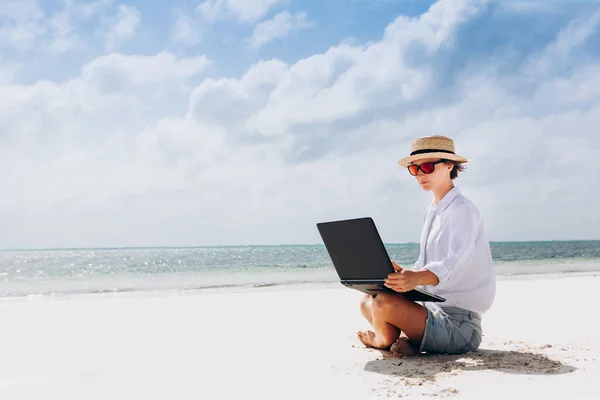 Женщина Использует Печатает Ноутбуке Сидя Пляже — стоковое фото