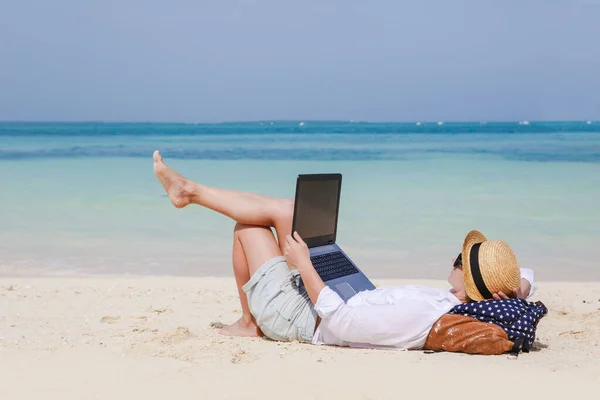 Женщина Использует Печатает Ноутбуке Сидя Пляже — стоковое фото