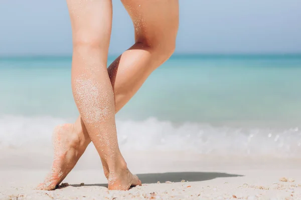 Urlaubskonzept Frau Füße Aus Nächster Nähe Entspannen Strand Genießen Sonne — Stockfoto
