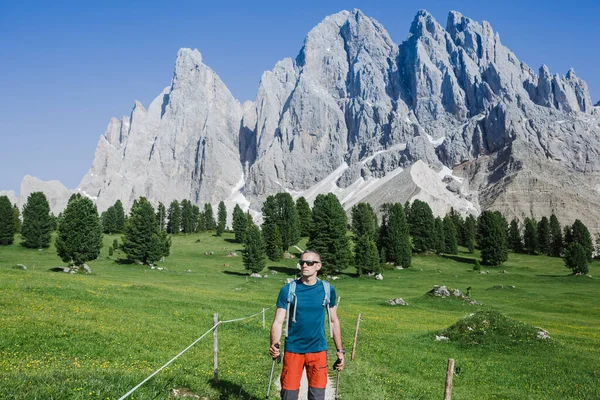 Escursionista Sul Sentiero Più Famoso Delle Dolomiti Famoso Luogo Alpino — Foto Stock