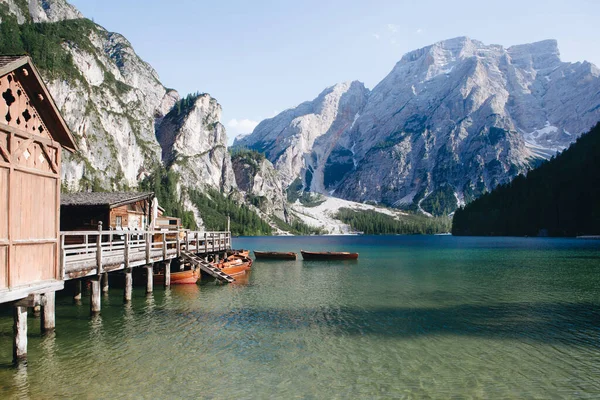 Dolomitlerdeki Lago Braies Arka Plandaki Dağlar Sudtirol Talya — Stok fotoğraf