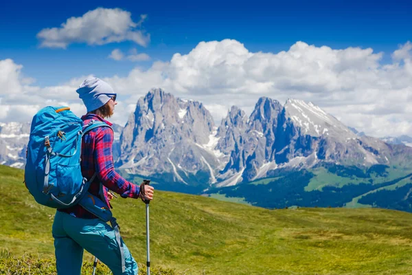 快乐的女徒步旅行者 站在山脊的背景下 那女人很开心旅行和积极生活方式概念 — 图库照片