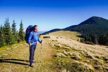 Dağlarda trekking genç sportif uzun yürüyüşe çıkan kimse. Spor ve aktif yaşam