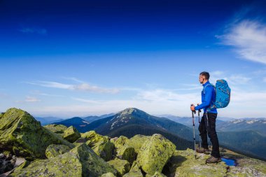 Dağlarda trekking genç sportif uzun yürüyüşe çıkan kimse. Spor ve aktif bir yaşam konsepti