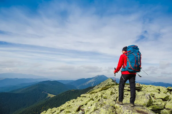 Feliz Excursionista Caminando Por Las Montañas Libertad Felicidad Concepto Logro —  Fotos de Stock