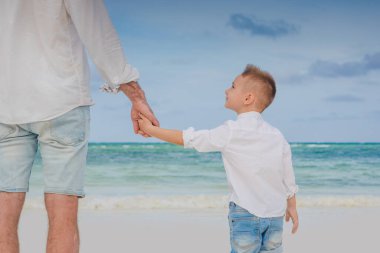 Baba oğul el ele tutuşuyorlar. Arkadaş canlısı aile kavramı