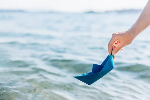 Die Hand Einer Frau Senkt Ein Papierboot Ins Wasser — Stockfoto