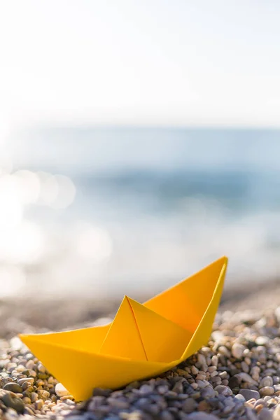 Bateau Papier Jaune Sur Plage — Photo