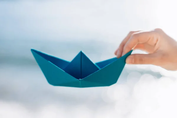 Die Hand Einer Frau Senkt Ein Papierboot Ins Wasser — Stockfoto