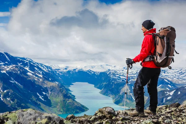 Caminhante Com Mochila Viajando Nas Montanhas Noruega — Fotografia de Stock