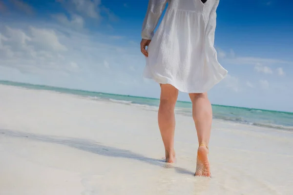 Mulher Elegante Vestido Branco Férias Praia Luxo Relaxante Fundo Oceano — Fotografia de Stock