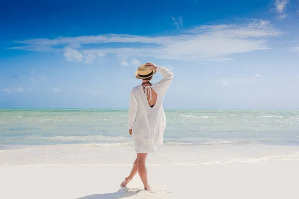 Glückliche Reisende Frau Weißem Kleid Und Hut Genießt Ihren Urlaub — Stockfoto