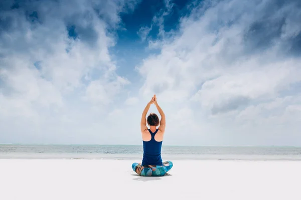 Mujer Caucásica Practicando Yoga Orilla Del Mar — Foto de Stock