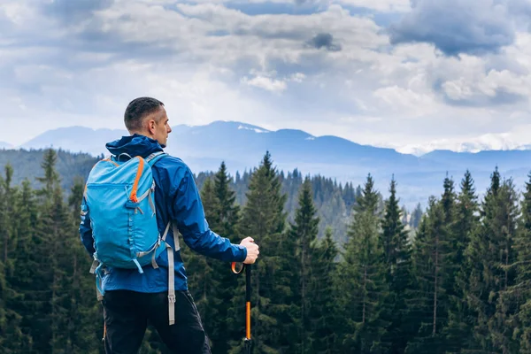 Sportieve Man Met Rugzak Zoek Naar Bergdal Landschap Met Reiziger — Stockfoto