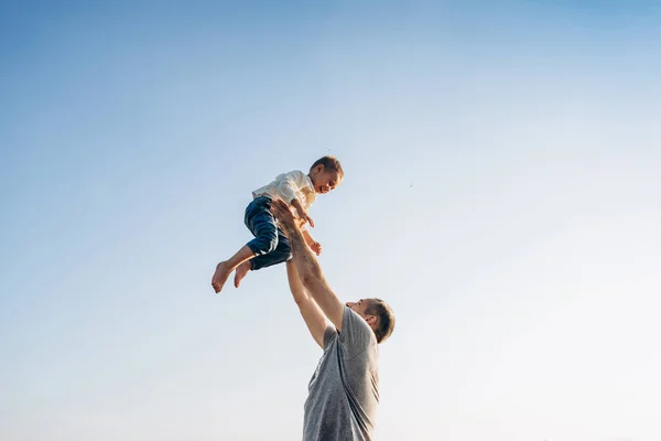 Pai Filho Brincando Parque Hora Pôr Sol Família Confiança Proteção — Fotografia de Stock