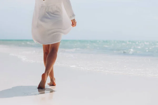 Mulher Elegante Vestido Branco Férias Praia Luxo Relaxante Fundo Oceano — Fotografia de Stock