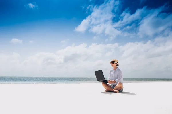 Frau Tippt Laptop Während Sie Strand Sitzt — Stockfoto