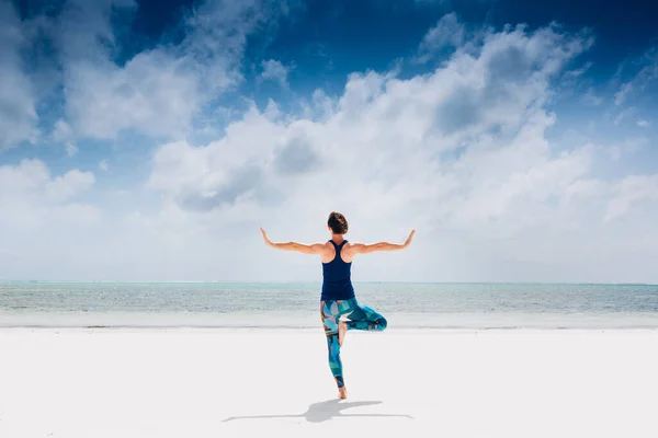 Mujer Caucásica Practicando Yoga Orilla Del Mar — Foto de Stock