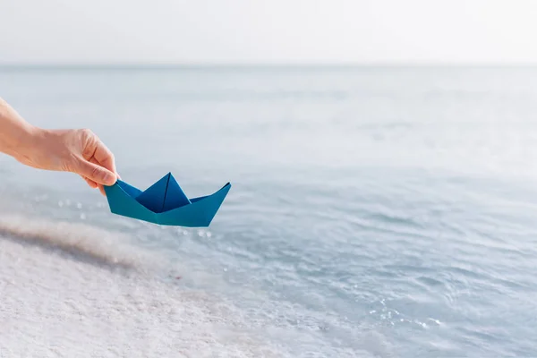 Die Hand Einer Frau Senkt Ein Papierboot Ins Wasser — Stockfoto