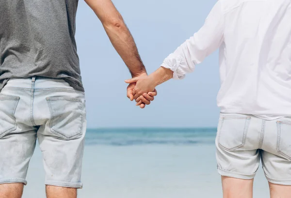 若いカップルの愛 魅力的な男性と女性はビーチでロマンチックなデートを楽しんで 海を見て手を取り合って — ストック写真