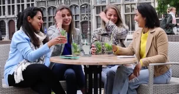 Attractive young women of mixed race partying outside in the city, drinking cocktails and smiling and cheering. — Stock Video