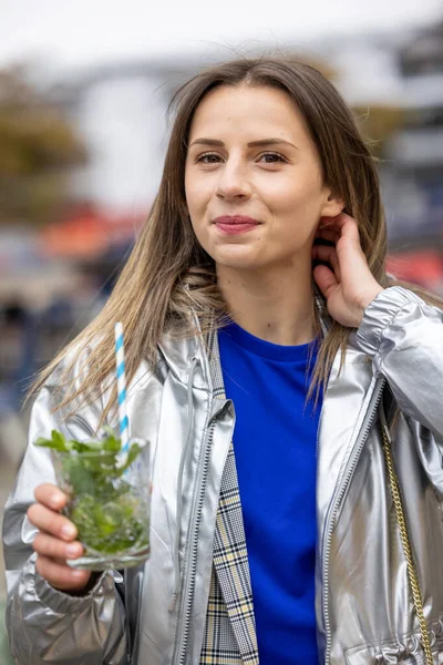 Krásná atraktivní mladá žena nebo dvacáténěco dívka pití studené mojito se slámou v centru města během happy hour — Stock fotografie