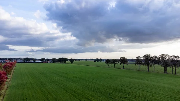 Terreno o paisaje de campo verde en vista aérea. Incluye granja agrícola, construcción de casas, pueblo. Ese inmueble o propiedad. Parcela de terreno para la subdivisión de viviendas, desarrollo, venta o inversión. — Foto de Stock