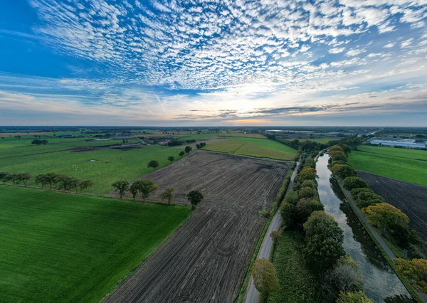 Kanaal Dessel Schoten panoramische luchtfoto in Rijkevorsel, kempen, België, met uitzicht op de waterweg in het natuurgroene landbouwlandschap — Stockfoto