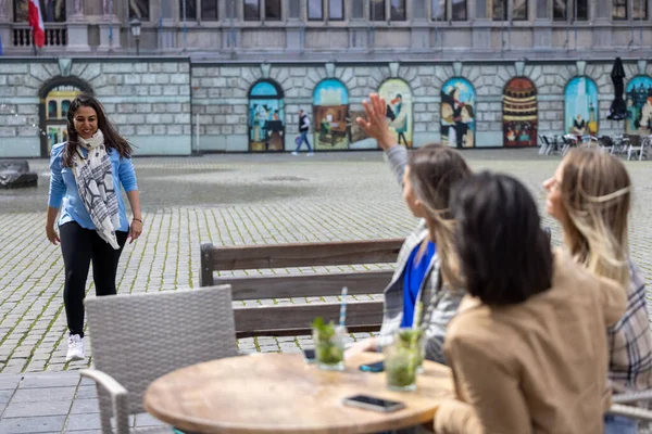 Ομάδα από πολυεθνικές νεαρές φίλες συναντά εξωτερική στη βεράντα του καφέ λέγοντας γεια και διασκεδάζοντας στο κέντρο της πόλης — Φωτογραφία Αρχείου