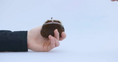 Erkek el, şifreleme, kripto para, Ethereum ya da ETH, küçük kahverengi bir cüzdana koyar, kripto veya kripto para ile kazanma veya ödeme resmeder ve tasarruf, saklama veya topallama