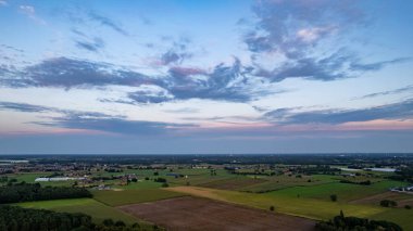 Gün doğumunda ya da batımında İHA ile çekilen gök gürültülü fırtına bulutlarıyla kaplanmış bir akşam gökyüzünün havadan görünüşü.