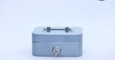 Erkek el, kripto para, Ripple ya da XRP 'yi küçük gri bir kasaya koyar, güvenli ya da domuzcuk bankasına, kripto veya kripto para tasarrufu, saklama ya da topallama tasvir eder.