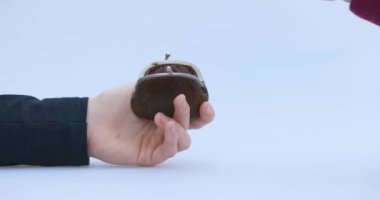 Erkek el, kripto para, Ripple ya da XRP 'yi küçük kahverengi bir cüzdana koyar, şifreleme ya da kripto para birikimiyle kazanmayı ya da ödemeyi gösterir ve biriktirir, saklar ya da saklar.