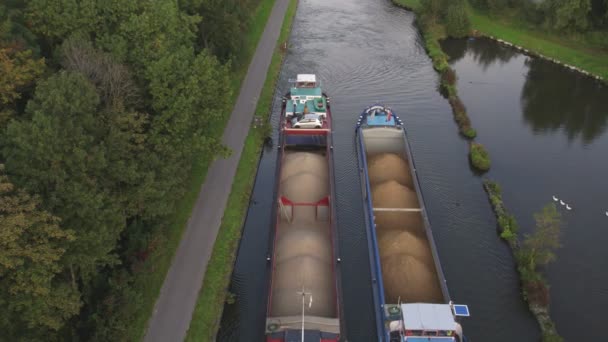 Rijkevorsel, Belgien, 29 09 2021, Luftaufnahme aus 4K Vogelperspektive mit einer Wasserstraßendrohne mit einem Lastkahn oder Frachtschiff, das über das natürliche grüne Erholungs- und Ackerland segelt — Stockvideo